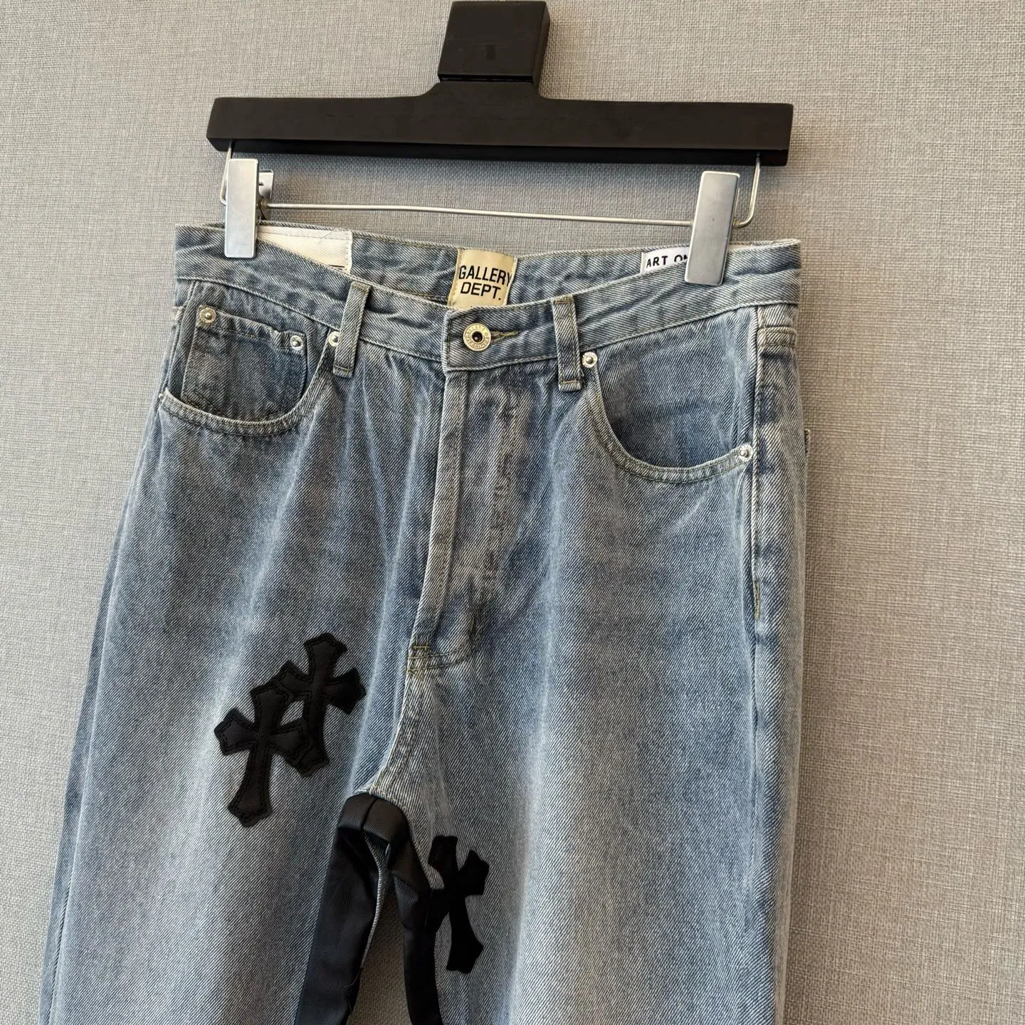 P290 model number: D324 GALLERY DEPT & Chrome hearts. Spliced cross loose washed flared jeans to truly restore the ultimate vintage texture. The original hardware accessories, washed and other elevators, QR code analysis are all purchased from the original factory, with high degree of restoration. You are welcome to compare the products~ Three-dimensional version, loose and comfortable, not picky about the figure, taller and slimmer, factory Seiko, original quality control, same style for men and women, can be matched with couples, versatile recommendation, must-have jeans for all seasons Trendy people have been disappointed. From the quality selection of fabrics, the tailoring of details, and the matching of patterns, everything is impeccable! The upper body is so handsome when worn...it can be easily worn by men, women and children! The craftsmanship is made of heavy-duty washed pure cotton denim fabric. After washing, it is soft and thick. It is very stylish when worn. Size: 28, 30, 32, 34, 36 (S-XXL) Color: Stitching Size reference # 28 trouser length 100 waist 72 30 trouser length 102 waist 76 32 trouser length 104 waist 80 34 trouser length 106 waist 84 36 pants length 108 waist circumference 88
